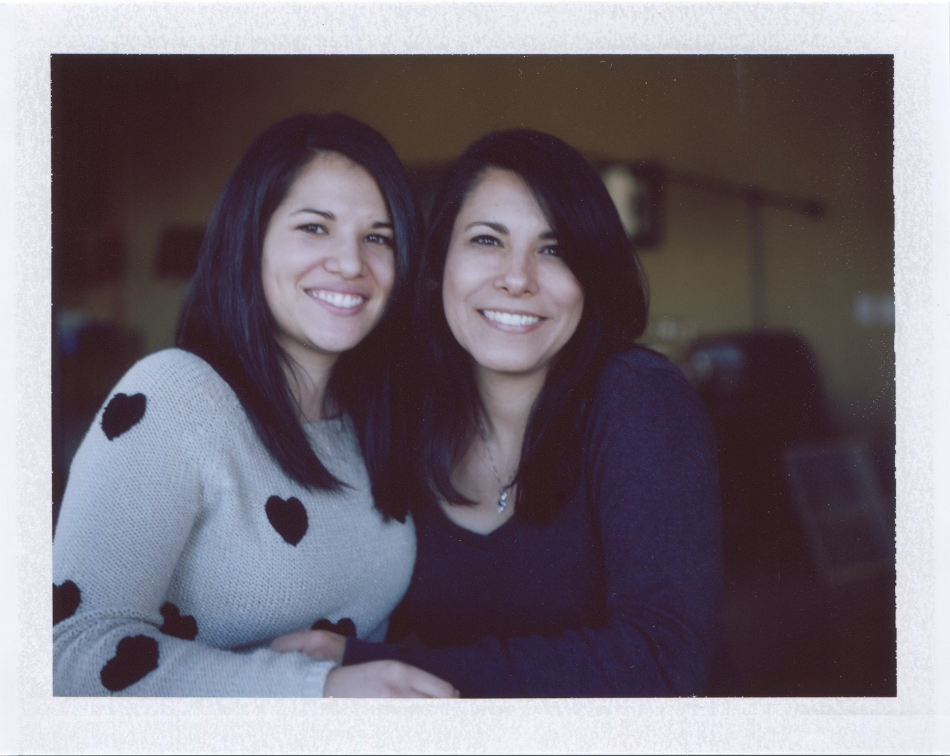 Enedina y Monica sonrisa para la cámara en la casa del Fischers en Niwot. Foto de Mike Sweeney/©201