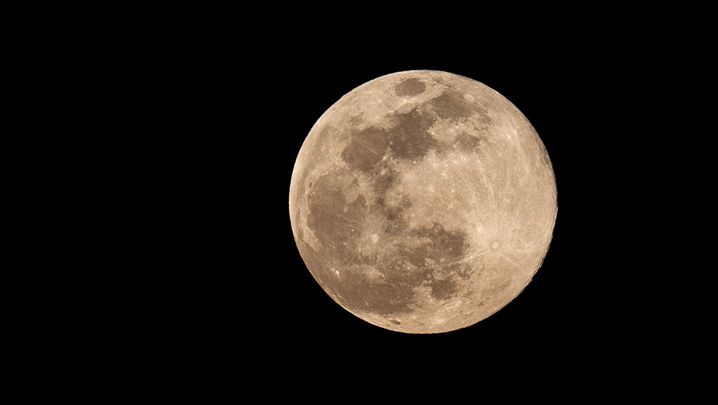 The moon is white. Форма Луны. Говорящая Луна.